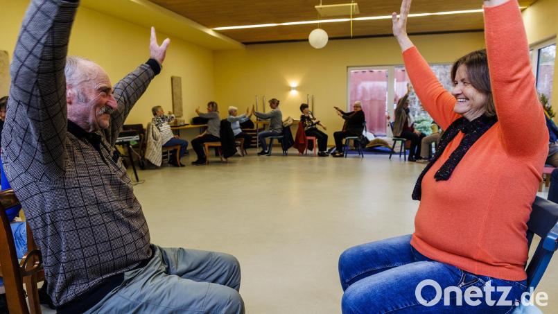 Tanzen geht auch im Sitzen, wie die Teilnehmer von &quot;DanceOn&quot; im Cafe Lawendls beweisen. Bild: Hösamer