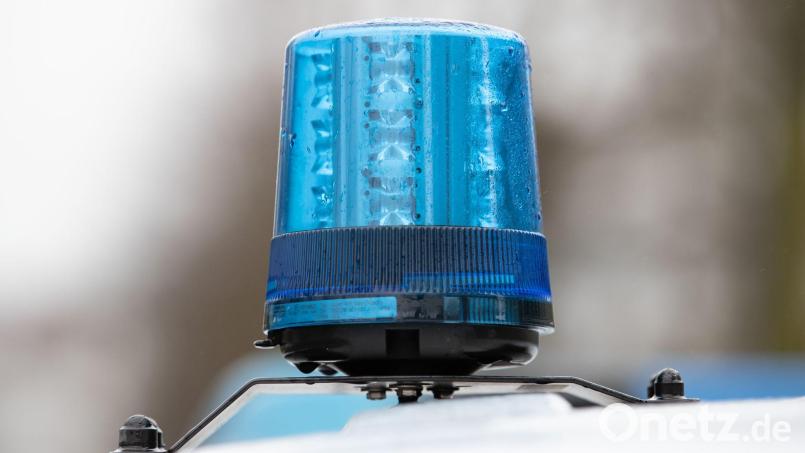 Die Polizei registrierte einen Glätte-Unfall bei Kemnath am Buchberg. Symbolbild: Friso Gentsch/dpa