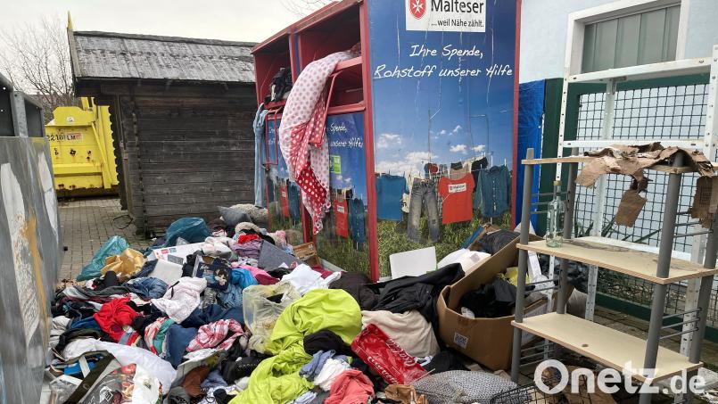 So sah es Ende November am Container-Standort in der Conrad-Röntgen-Straße in Weiden aus. Unbekannte hatten hier vor allem Unmengen von Altkleidern abgeladen. Verstöße wie diese können allerdings richtig teuer werden. Bild: Karin Wilck