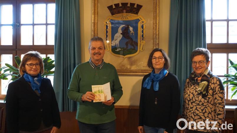 Michaela Schuller, Petra Reil und Gerlinde Köppl (von links) überbrachten an Bürgermeister Andreas Wutzlhofer den Spendenerlös aus dem Glühwein- und Lebkuchenverkauf am Vorabend zum ersten Advent in Kaimling in Höhe von 300 Euro für das Sozialamt der Stadt. Bild: dob