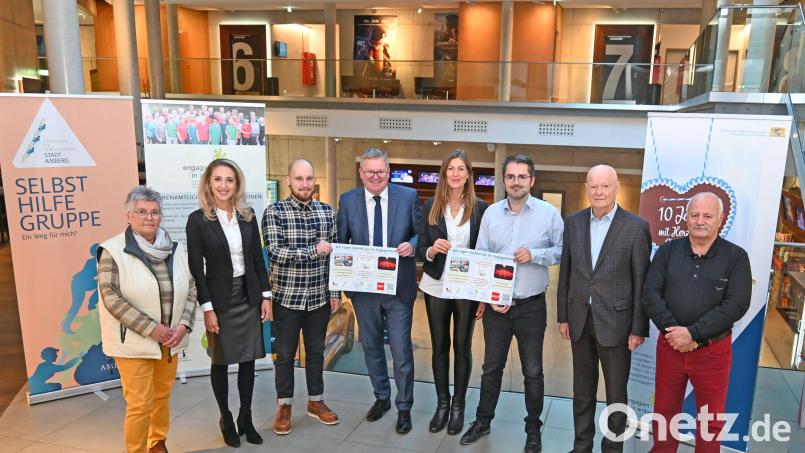 Sie bedanken sich bei den Ehrenamtlichen (von links): Gabriele Beck und Elisabeth Triller von der Freiwilligenagentur, Sebastian Lehnert (Cineplex), Oberbürgermeister Michael Cerny, Karoline Gajeck-Scheuck (Stadtwerke), Michael Gaisa (Kurfürstenbad) sowie Dieter Schwarzer und Hans Beck von der Freiwilligenagentur. Bild: Thomas Graml, Stadt Amberg/exb