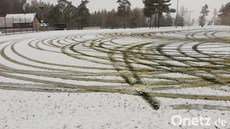 Spuren der völlig irrsinnigen nächtlichen Fahrübungen auf dem C-Rasenplatz des FC Edelsfeld. Bild: mam