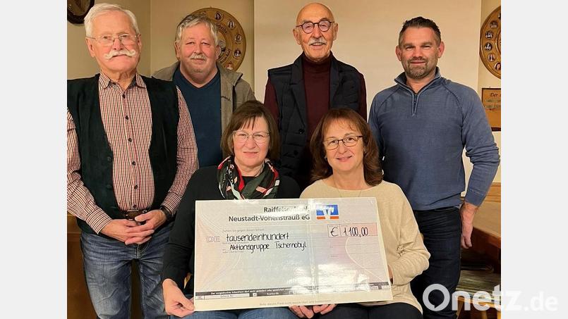 Die symbolische Scheckübergabe mit (von links hinten) Sylvester Kurzwart, Karl-Heinz Heitzer, Dr. Josef Ziegler, Thomas Blau und (vorne von links) Hildegard Dippel und Hildegard Reis. Bild: Ring/exb