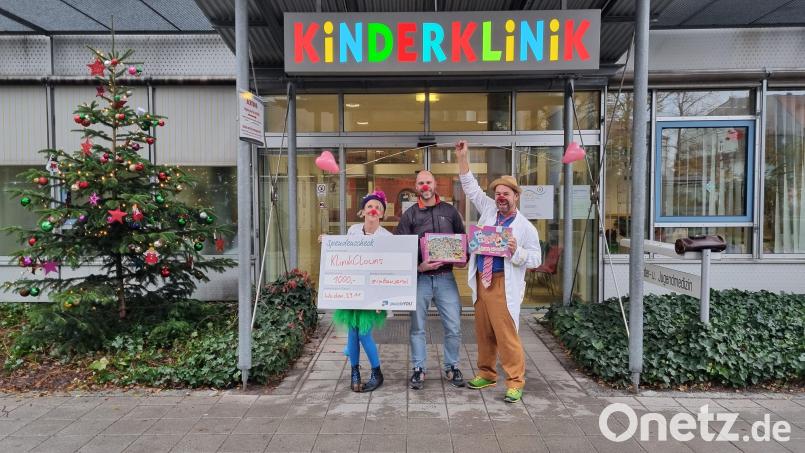 Der Vorsitzende des Förderverein Haisl Altenstadt, Jens Simon (Mitte), übergibt die Spende an die Klinikclowns. Bild: Michael Reindl/exb