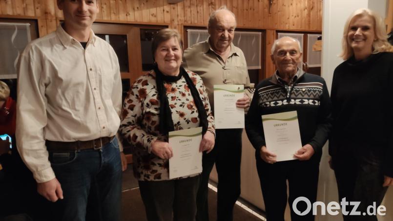 Vorsitzender Martin Puff (links) und Pleysteins Zweite Bürgermeisterin Andrea Lang (rechts) ehrten die langjährigen Mitglieder Maria Puff, Hans Drexler und Josef Ulrich sen.. Bild: bey