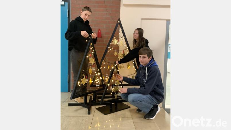Die Schüler fertigen und schmücken die stylischen Weihnachtsbäume. Bild: Hans Walter/exb