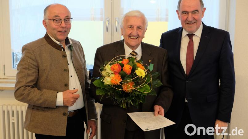 Für seinen lebenslangen Einsatz für Mensch und Natur ehrt Landrat Willibald Gailler (rechts) den Flosser Bürgermeister a.D. Fred Lehner mit der "Tschurtschenthaler-Medaille", der höchsten Auszeichnung des Bezirksverbandes Oberpfalz für Gartenbau und Landespflege. Erster Gratulant ist OGV-Kreisvorsitzender Albert Nickl (links). Bild: do