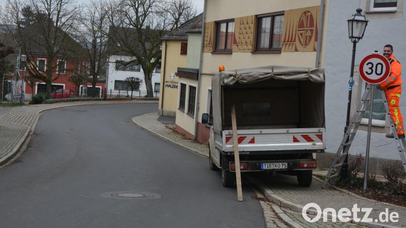 Bauhofmitarbeiter haben in diesen Tagen die Tempo-30-Schilder im Konnersreuther Ortskern installiert. Die bestehende Vorfahrtsregelung auf der Hauptstraße bleibt bestehen. Bild: jr