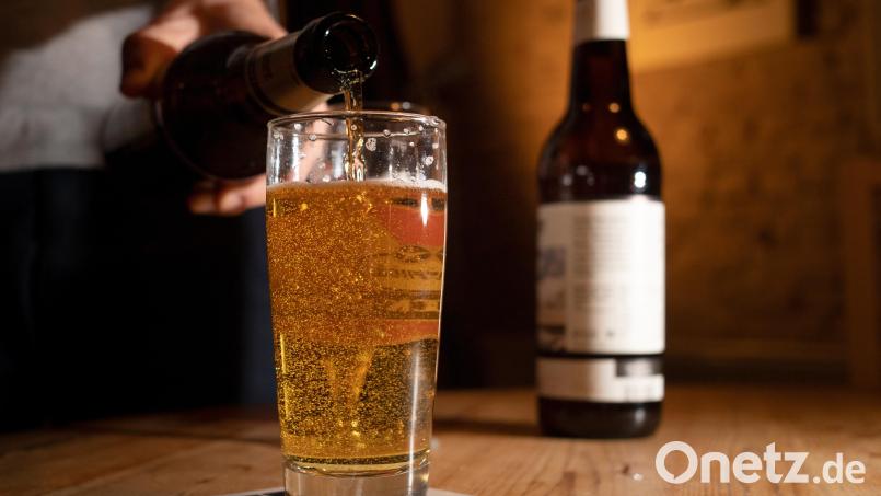 Das eine oder andere Glas zu viel hatte ein 57-Jähriger zu sich genommen, der in Amberg betrunken neben seinem Pedelec lag. Symbolbild: Franziska Gabbert/dpa