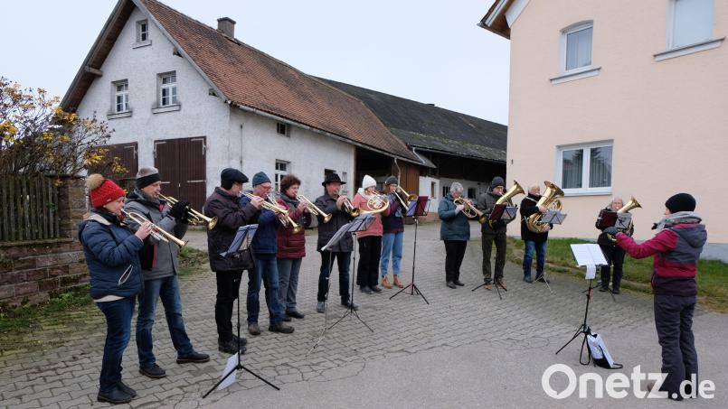 Auch bei Wind und Wetter hält der Flosser Posaunenchor eisern an der Tradition fest und veranstaltete am Sonntag das Adventsblasen im Flosser Land. Bild: le