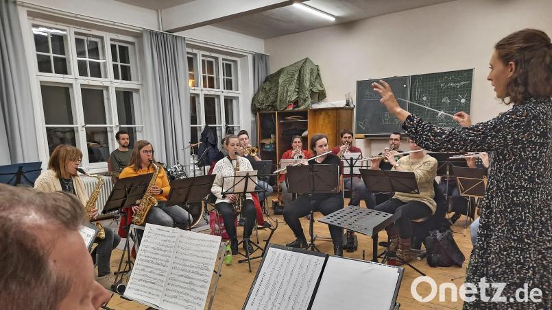 Seit vielen Jahren übt die Marktredwitzer Blasmusik in einem Raum des früheren Schulhauses im Stadtteil Lorenzreuth. Hier ist ausreichend Platz, sich mit Dirigentin Nadja Rippert auf die Neujahrskonzerte vorzubereiten. Bild: Schemm/fph