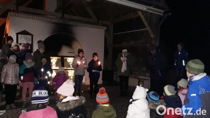 Schönes Ambiente am Backofen in Ilsenbach bei der Öffnung des ersten Adventsfenstern in Ilsenbach. Das zweite Türchen öffnet sich am 7. Dezember in Wurz am Kindergarten Bild: Martin Thoma