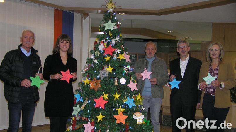 Die Wunschsterne-Aktion unterstützen Bürgermeister Peter König (von links), die Neusorger Geschäftsstellenleiterin Cornelia Wöhrl der Raiffeisenbank Oberpfalz NordWest, Stefan Zwerenz von der Caritas Tirschenreuth, Bankenvorstand Robert Haubner und Marketingmitarbeiterin Stefanie Seidl. Bild: öt