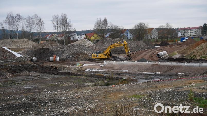 Bei der Revitalisierung des Geländes an der Baumeister-Emil-Engel-Straße in Waldsassen (Bild) wird aktuell die Rohrleitung für den Bachlauf verlegt. Bild: hmr