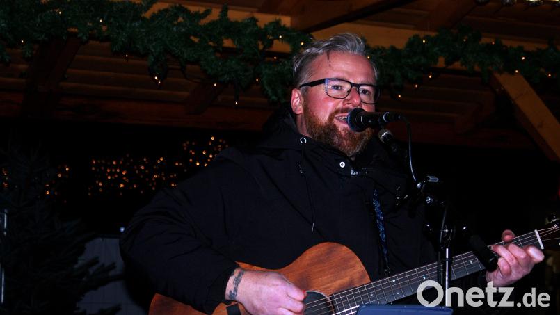 &quot;Ben Stone&quot; greift bei seinem Auftritt auf dem Weidener Christkindlmarkt auch zur Gitarre. Bild: R. Kreuzer