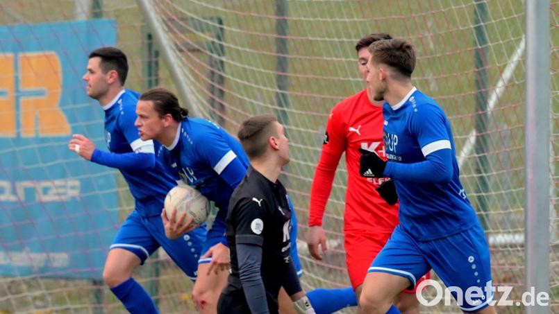 Das war der Ehrentreffer zum 3:1 durch Josef Rodler für die SpVgg SV Weiden, Chams Torwart Julio Peutler (Mitte) ist geschlagen. Bild: Werner Franken