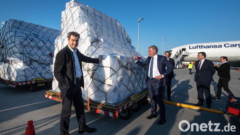Die Ankunft der Masken in Bayern waren dem Ministerpräsidenten sogar einen Fototermin wert. Archivbild: Matthias Balk/dpa