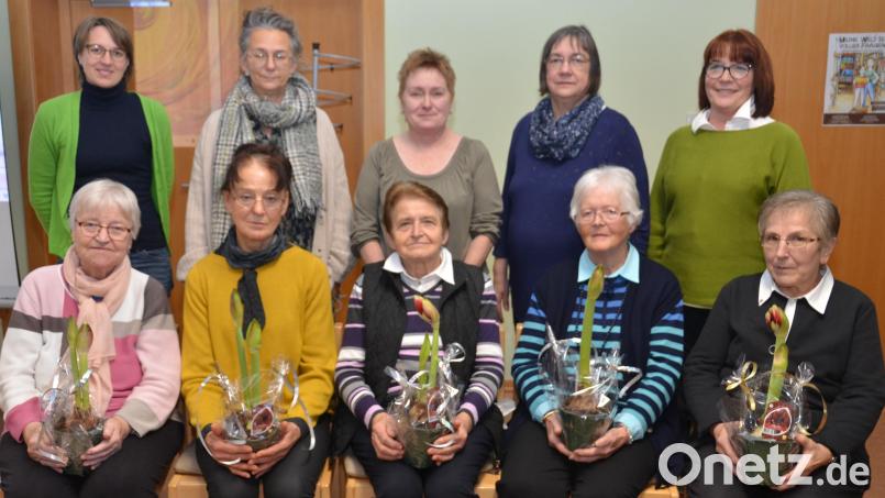 Langjährigen Mitgliedern dankt der Vorstand des Evangelischen Frauenbunds mit Pfarrerin Carmen Riebl (hinten, links) mit einer adventlichen Blume. Bild: dob