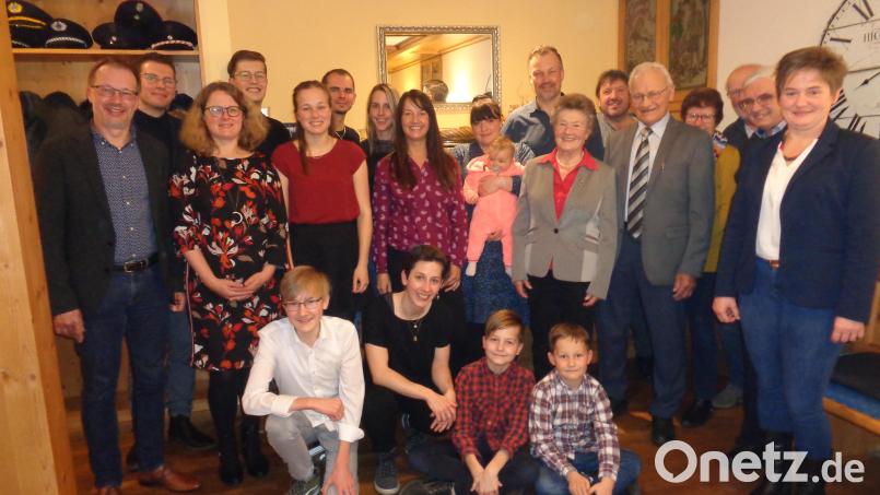 Franz Laubmeier mit seiner Gattin Annemarie inmitten seiner Familie mit Bürgermeisterin Sonja Meier (von rechts) und Pfarrer Eugen Wismeth. Bild: amö