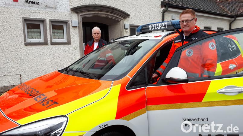 Notarzt Dr. Josef Kastner (links) mit Rettungssanitäter Jürgen Goß, der ihm in dieser Schicht als Fahrer zugeteilt ist, vor der BRK-Station in der Nähe des ehemaligen Krankenhauses Waldsassen: Die beiden Retter sind am Montagvormittag gerade von einem Patiententransport aus Regensburg zurückgekehrt. Bild: pz