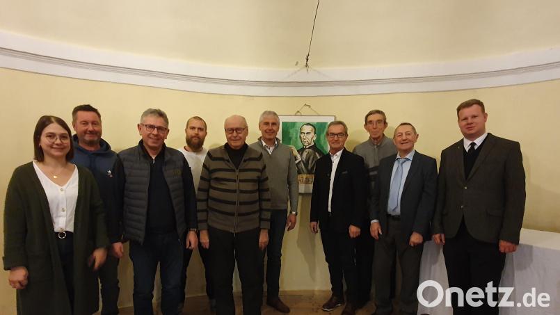 Am Kolpinggedenktag ehrte das Leitungsteam um Mirjam Müller, Georg Panzer und Hans Zaus (Erste, Dritter und Vierter von links) folgende Mitglieder: (von links) Stefan Gaßler (40 Jahre), Anton Schinner (65), Thomas Gallei (40), Werner Nickl (50), Siegfried Zaus und Alois Bayer (jeweils 65). Mit im Bild ist Stadtpfarrer Thomas Kraus (rechts).. Bild: kaz