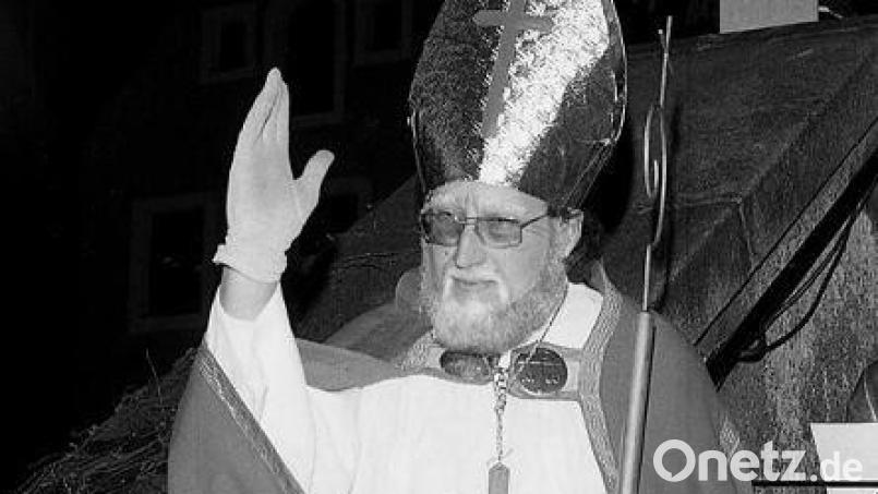 Der erste städtische Nikolaus auf der Rathaustreppe: Bernhard M. Baron winkt am 5. Dezember 1972 den Passanten am Oberen Markt zu. Bild: Archiv Bonkoß/exb