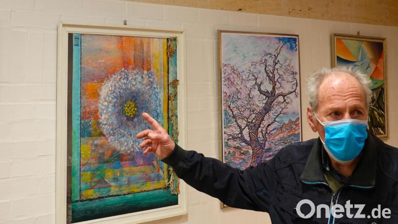 Walter Heiter erläuterte bei der Vernissage sein Bild "Tür zum Garten". Noch bis Ende März sind die Werke des Kümmersbruckers im St.-Anna-Krankenhaus ausgestellt. Bild: gac