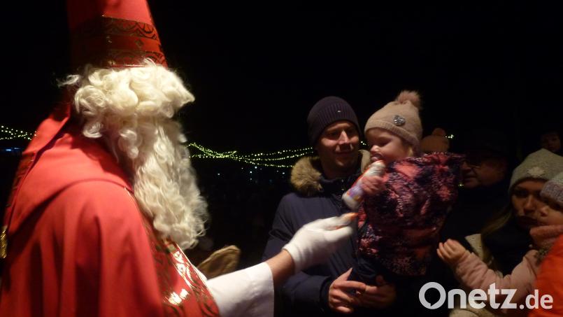 Über 100 Kinder erfreuten sich bei der Waldweihnacht an der Blockhütte an kleinen Geschenken vom Nikolaus. Bild: bk