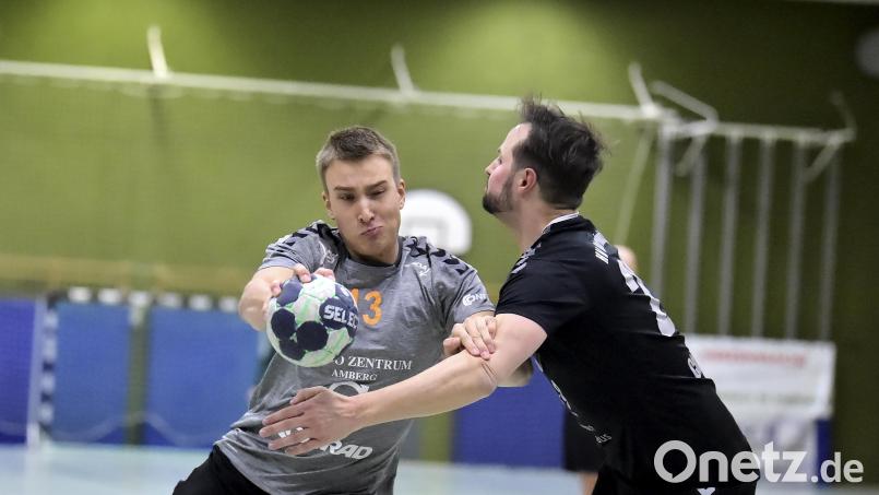 Paul Rössle (links) von der HG Amberg muss sich in dieser Szene gegen Christian Mösbauer vom HV Oberviechtach durchsetzen. Bild: Hubert Ziegler