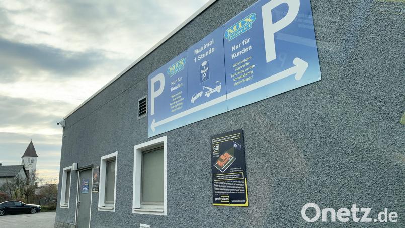 Der Parkplatz des Mix-Markts in Weiden ist nur für Kunden. Weil aber immer wieder Fremdparker ihre Autos dort abstellen, ist das Areal nun videoüberwacht. Bild: Gabi Schönberger