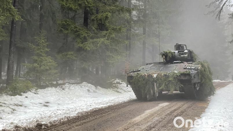 Auch wenn der neue Schützenpanzer „Puma“ noch auf sich warten lässt, das Panzergrenadierbataillon 122 verstärkt die Geländeübungen im Altlandkreis Oberviechtach. Bild: Benjamin Lihring/exb