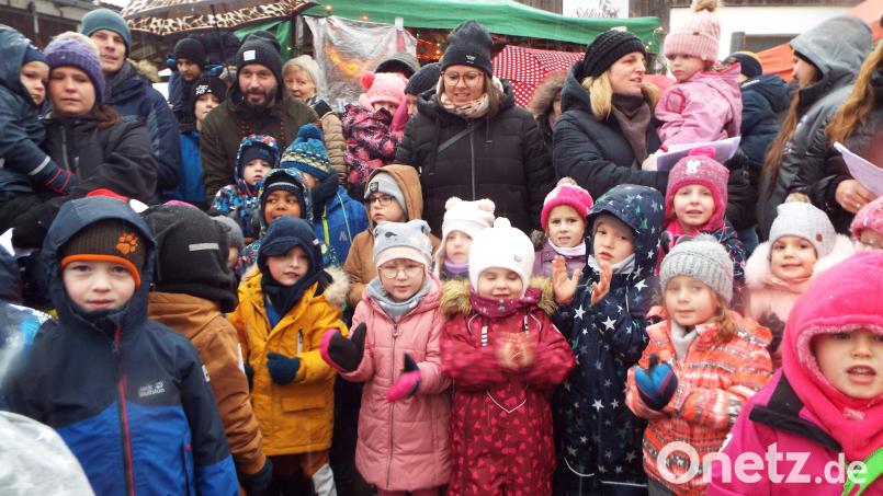 Die Kinder aus den Kindertagesstätten leiteten mit einem gemeinsamen Lied den Adventsmarkt in Kümmersbruck ein. Bild: e