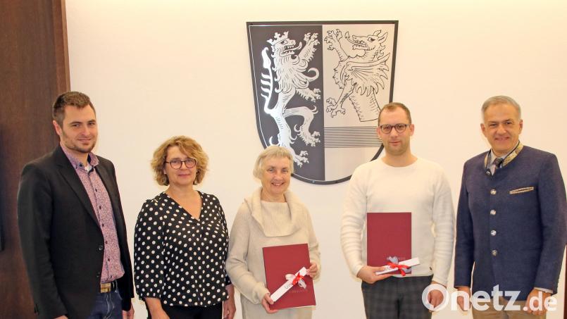 Sachgebietsleiter Tobias Gabel von der Kommunalen Wohnberatungsstelle, die hauptamtliche Wohnberaterin Isolde Guba (von links) und Landrat Roland Grillmeier (rechts) begrüßen Ute Böhm und Andreas Wagmüller im Wohnberatungsteam. Bild: Fabian Polster/Landratsamt Tirschenreuth/exb