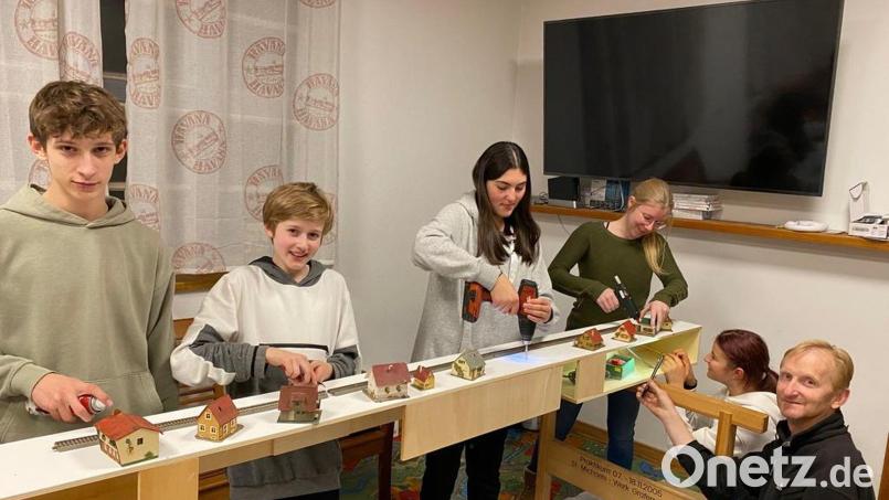 Kai Müller, Lukas Rieß, Ela Koca, Natalie Rudolph und Emma Kaußler bastelten mit Herbert Rieß (von links) eine Winterlandschaft samt Eisenbahn. Bild: whü