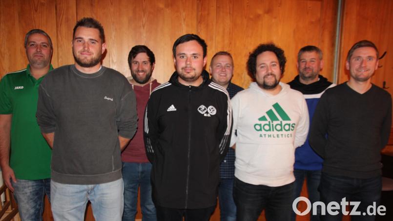 Das neue Vorstandsteam der SG Großkonreuth mit dem ehemaligen Vorsitzenden Alexander Völkl (von links) sowie Johannes Fenzl, Stefan Bartsch, dem neuen Vorsitzenden Michael Gmeiner, Matthias Gradl, Markus Bartsch, Markus Gleißner und Tobias Lippert. Bild: kro
