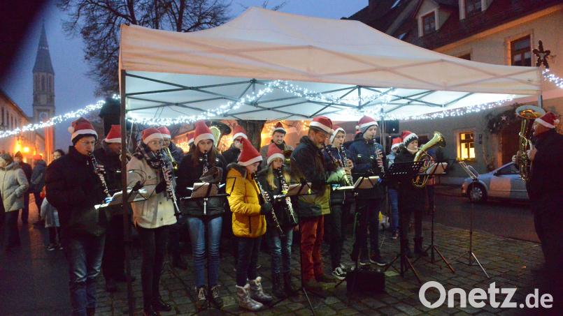 Die Stadtkapelle Pleystein eröffnet den Adventsmarkt und begrüßt den Nikolaus mit "Lasst uns froh und munter sein". Bild: bey