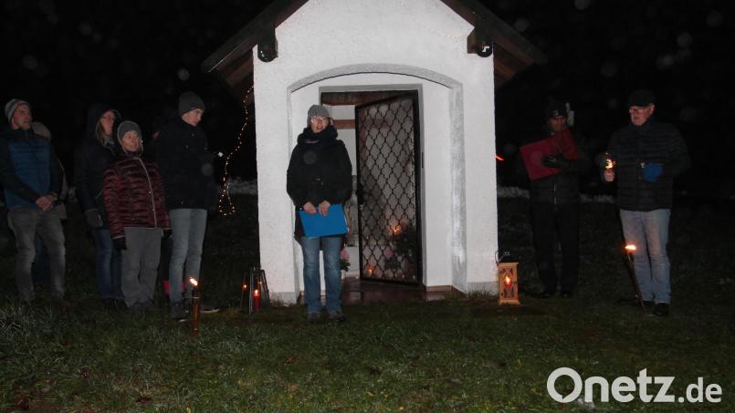 Anja Thalhauser (Dritte von rechts) und Pfarrer John Subash (Zweiter von rechts) stimmen auf den Advent und Weihnachten ein. Bild: pi