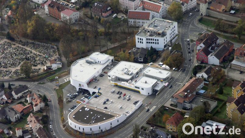 Diese Luftaufnahme von Sulzbach-Rosenberg zeigt das neue Einkaufszentrum Oberpfalz-Arkaden im Zentrum. Oberhalb schließt der frühere Storg an (weißes Gebäude). Am oberen Bildrand sind der Stadtturm und ihm leicht links gegenüberliegend auf der anderen Straßenseite die leerstehende Müller-Filiale am Eingang zur Altstadt zu erkennen. Bild: Bernd Georgi