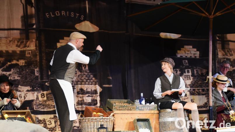 Die Szenen wurden von detaillierten Kulissen und ausgewählten Kostümen untermalt. Außerdem gab es zum Stück sogar Livemusik, was im Theater eher selten ist. Bild: ubb