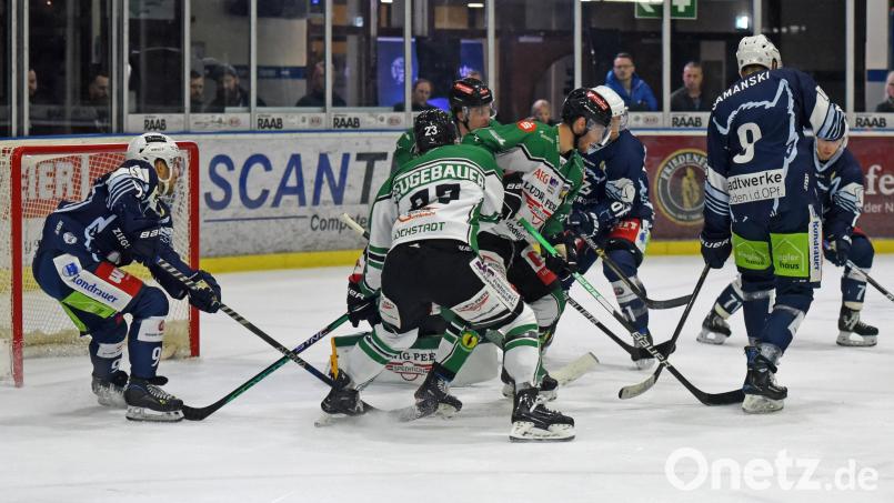 Die Blue Devils empfangen am Dienstag um 20 Uhr die Höchstadt Alligators. Vor neun Tagen besiegten die Weidener die Mittelfranken mit 4:3 nach Verlängerung (Szene vor dem Hochstadter Gehäuse). Archivbild: Gebert