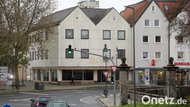 Ein trostloses Bild gibt sie ab, die ehemalige Müller-Filiale mit ihren dunklen Fenstern am Eingang zur Altstadt. Nur noch die Aufkleber an den Fenstern im 2. Stock zeugen von der Zeit als Geschäftshaus. Besucher in die Innenstadt zu locken, dürfte mit diesem Bau nicht gelingen. Bild: Wolfgang Steinbacher
