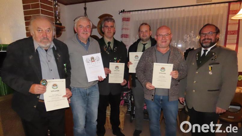Horst Lippert (von links), Reinhold Schraml, Wolfgang Raps, Florian Trastl, Alfred Wagner und Gauschützenmeister Andreas Michl. Bild: soj