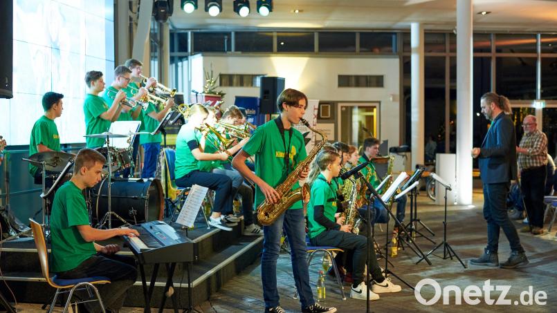 King-Size-Juniors mit ihren Leitern Markus und Peter König swingen zugunsten der kleinen Hanna. Bild: Andrea Roith/exb