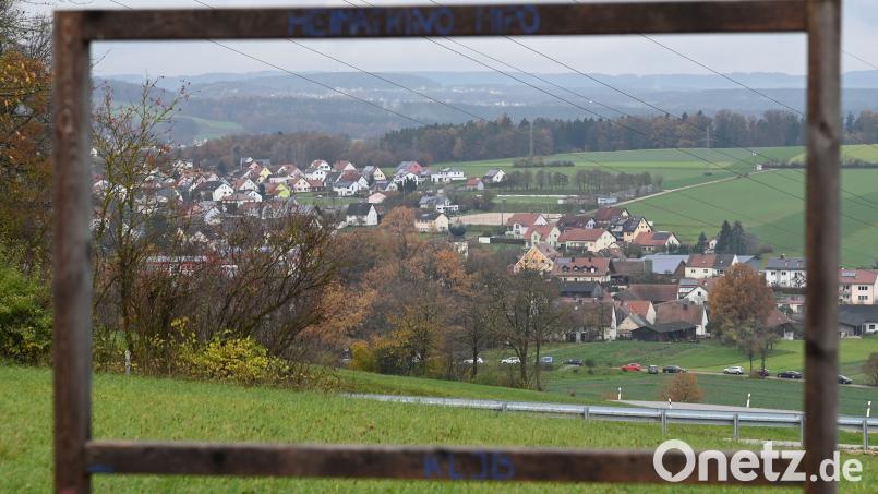 Noch steht nur ein einziger Landschaftsrahmen „oben am Pass“ zwischen Poppenricht und Schäflohe. Wenn das Ansinnen der CSU-Fraktion verwirklicht wird, sollen in der Gemeinde Poppenricht mehrere Landschaftsrahmen kombiniert mit Aussichtsbankerl entlang des Poppenrichter Rundwanderwegs platziert werden. Bild: gf