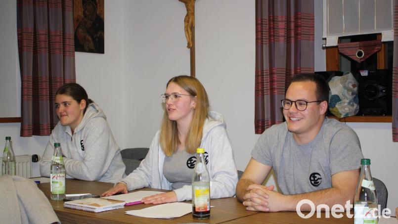 Das erste weitestgehend normale Jahr nach der heißen Zeit der Pandemie war für die Burkhardsreuther Katholische Landjugend ein erfolgreiches. Der Bericht der Vorsitzenden Magdalena Schwemmer (Mitte, zwischen Kassiererin Renate Neukam und Co-Vorsitzendem Alexander Wolf) illustriert das anschaulich. Bild: bjp