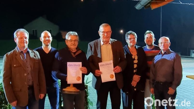 Jakob Butz und Ernst Hüther (Dritter und Vierter von links) wurden beim Jubiläumsabend der Eisstockabteilung der SpVgg ausgezeichnet. Bild: Georg Kick/exb