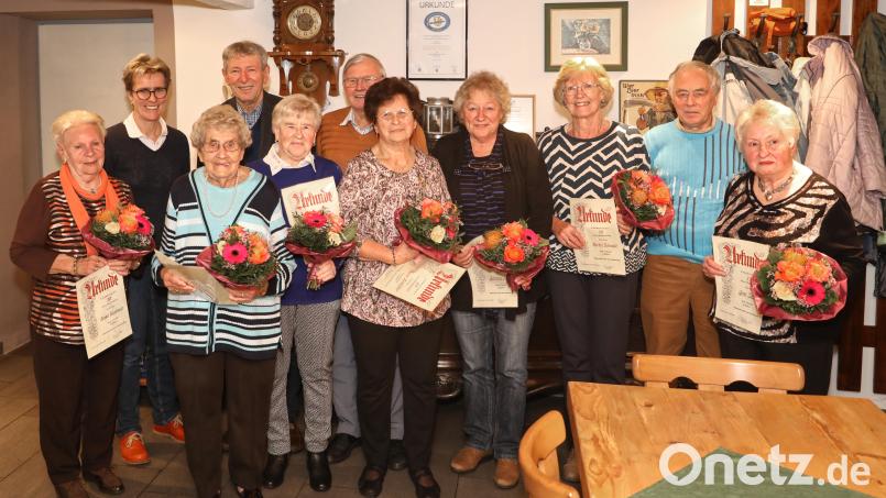 Bürgermeisterin Marion Höcht (hinten, von links), Altbürgermeister Franz Stangl sowie Dritter Bürgermeister und Kassier Reinhard Naber mit den Geehrten (vorne, von links) Emma Kleebauer, Mathilde Wiesent, Sylvia Schäfer, Maria Schäffler, Gertraud Meisl, Bärbel Schmidt, Werner Ruhland und Vorsitzende Gertrud Zitzler. Bild: njn
