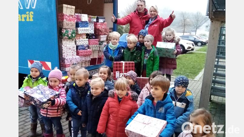 Die Mädchen und Buben halfen mit, die 55 Päckchen auf den Humedica-Lastwagen zu laden. Bild: rpp