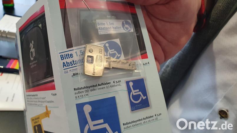 Das ist einer von 10 Euroschlüsseln, die ab sofort bei der Stadt Weiden für die Dauer von 4 bis 6 Wochen ausgeliehen werden können. Dieser Schlüssel passt an Türen von behindertengerechten Toiletten. Bild: Lowak
