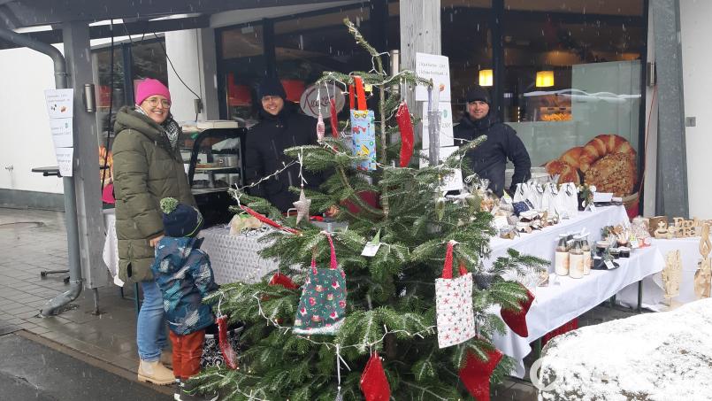 Bei der ersten Aktion warben die Mitglieder des Elternbeirats bereits um Spenden für den Kindergarten. Bild: gis